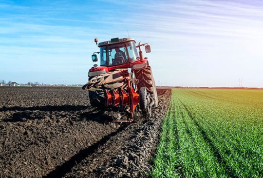 tractor-agricultural-machine-cultivating-field-Indu